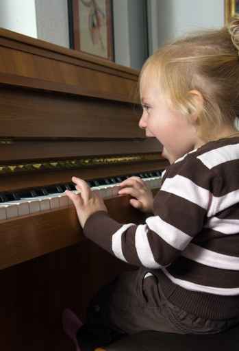 Mädchen am Klavier