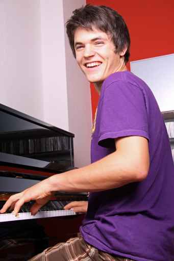 Jugendlichers am Klavier